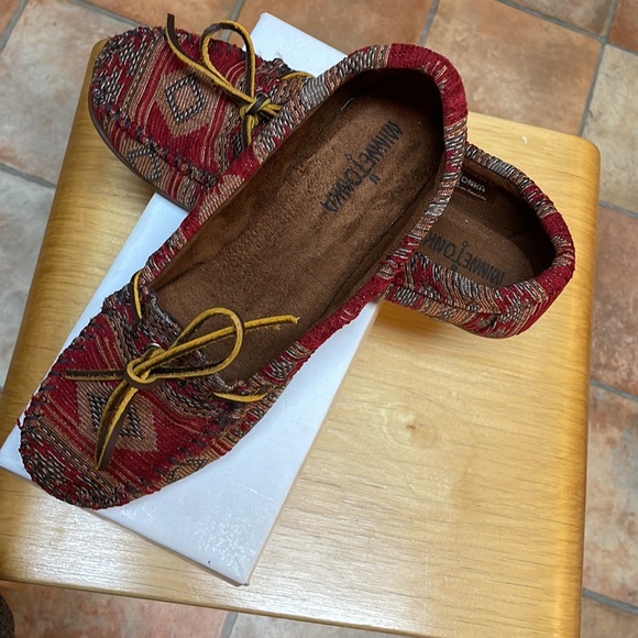 Minnetonka red fabric moccasin size 9 - Picture 2 of 7